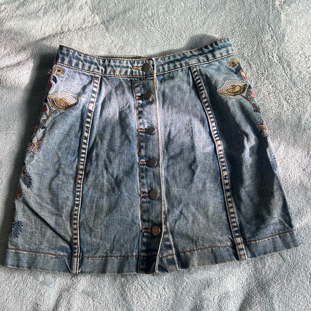 Denim button down skirt, with embroidered flower on the sides